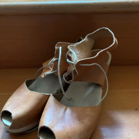 Bryr Clogs - Picture 2 of 4